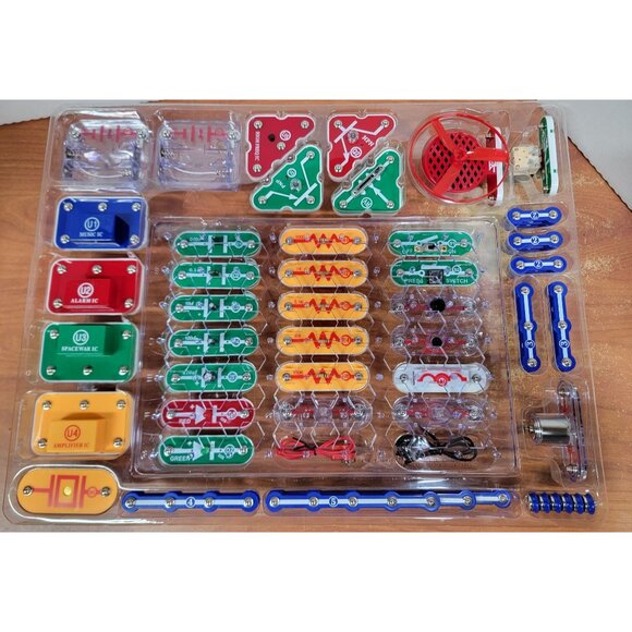 Snap Circuits Classic Electronics Exploration 60 Parts 300 Projects Ages 8+ STEM - Picture 2 of 16